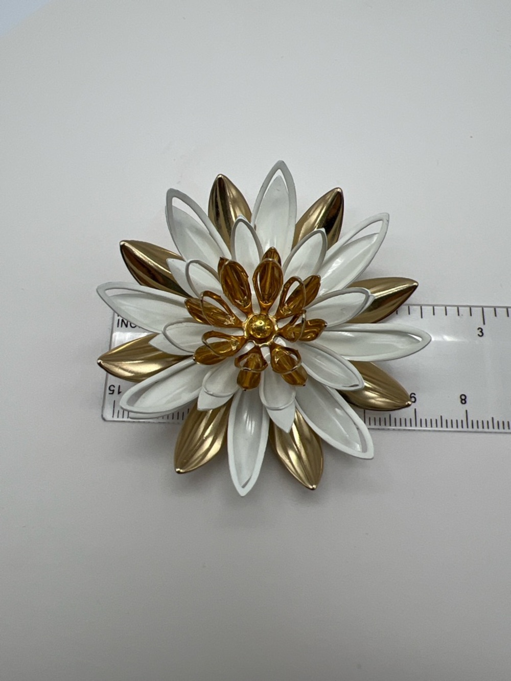 VTG Sarah Coventry Gold & White Floral Statement Brooch with Golden Centre - Picture 6 of 7